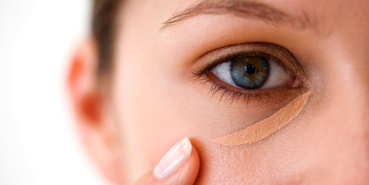 Donkere kringen wegwerken met concealer I Skincare Boulevard